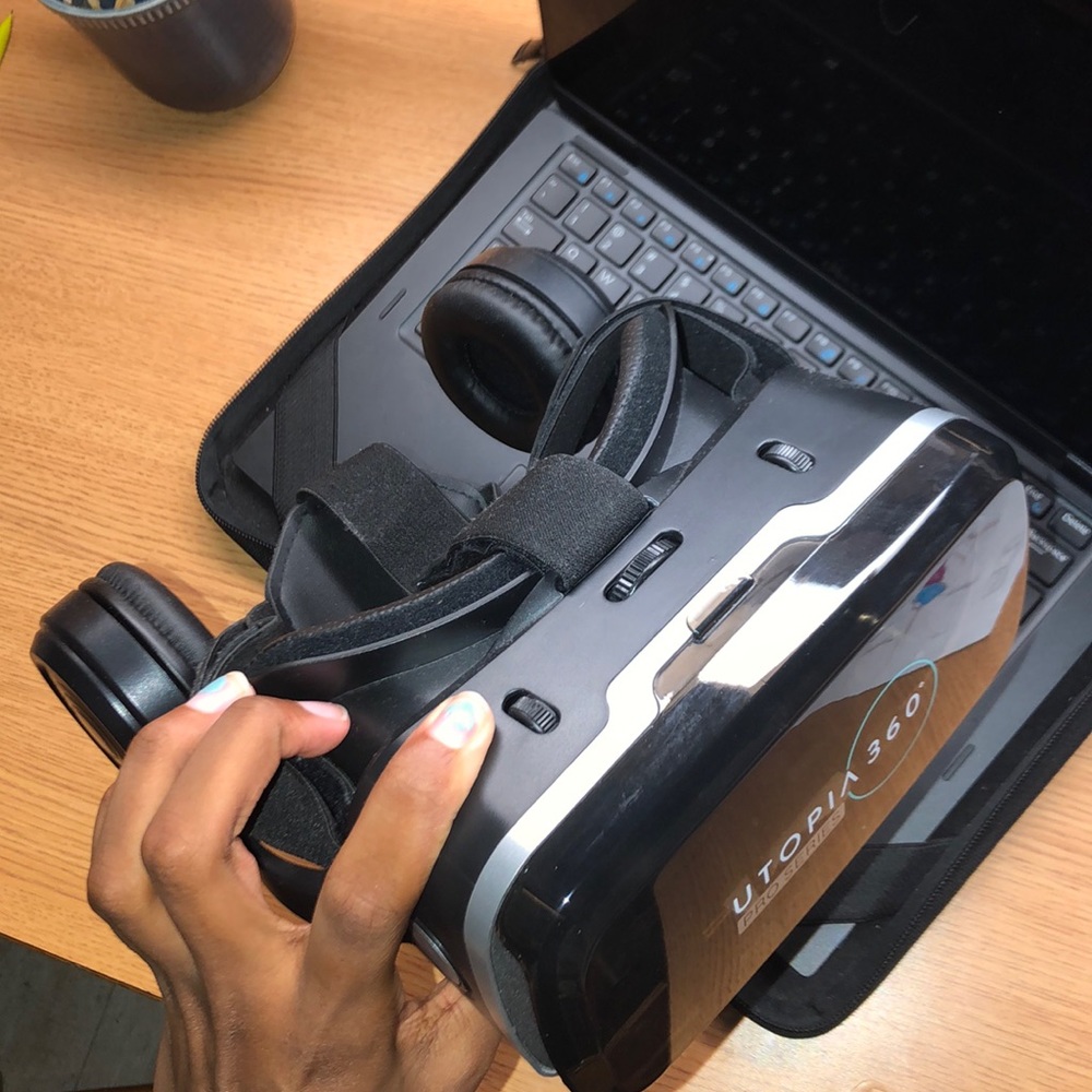 NEW Virtual reality head set with controller